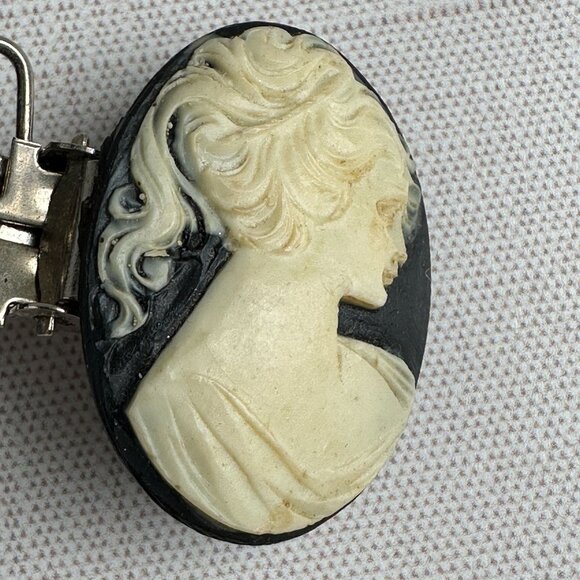 80s Cameo Jacket Cincher, Elastic Blazer Clip - Picture 3 of 10